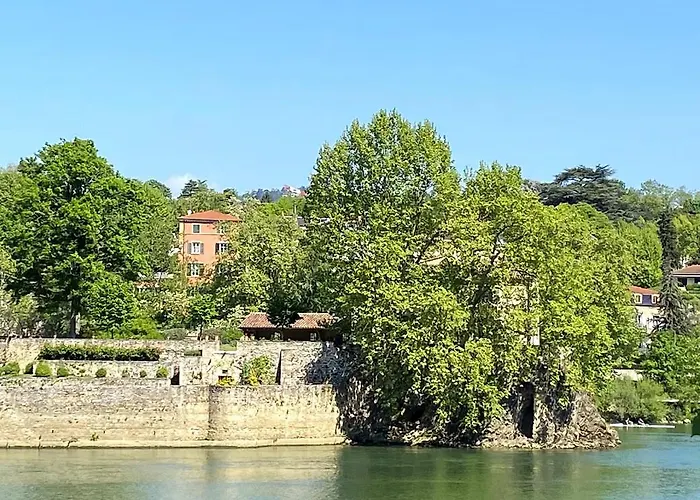 Aux Portes De Lyon